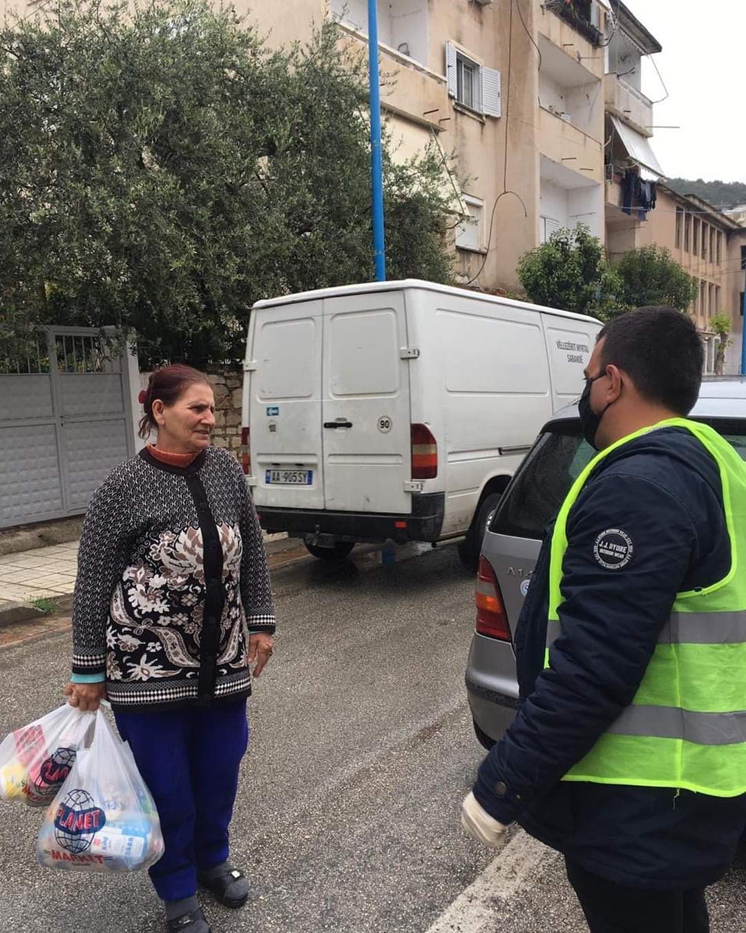 Sarandë, Vijon Ndihma Me Ushqime Dhe Medikamente Për Pensionistët ...