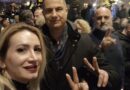 Manjola Nikollo shkon poshtë ballkonit të Berishës: Poshtë diktatura